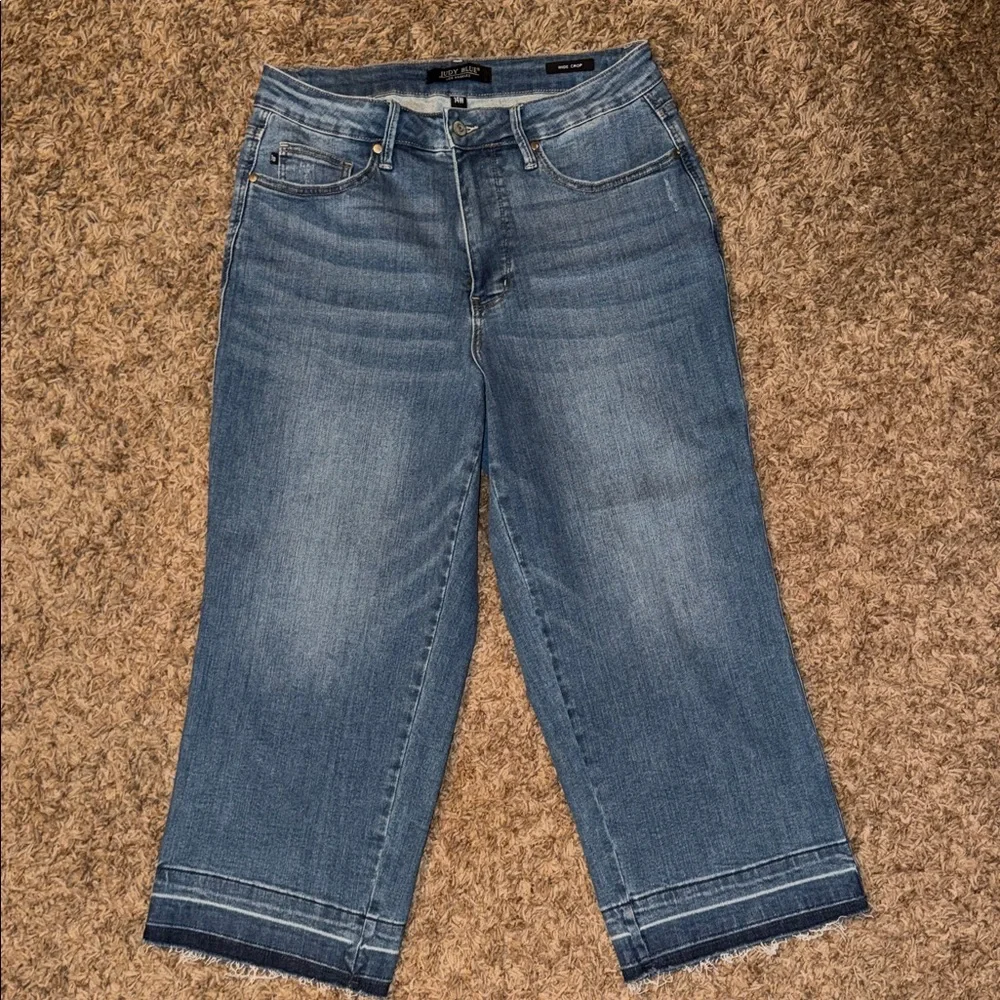 Judy Blue Mid Blue Cropped Wide Leg Ankle Jeans with Frayed Hem - Picture 3 of 5